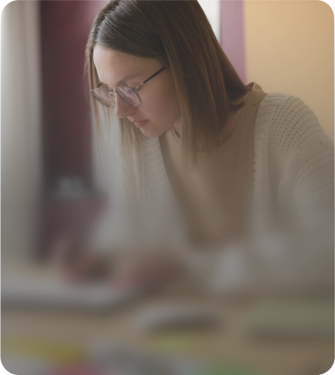 Estudiante trabajando en su proyecto académico con asesoría profesional
